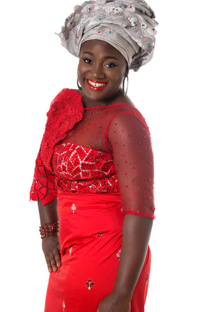 Mooie Afrikaanse dame in de traditionele rode jurk. Geïsoleerd - Foto, afbeelding