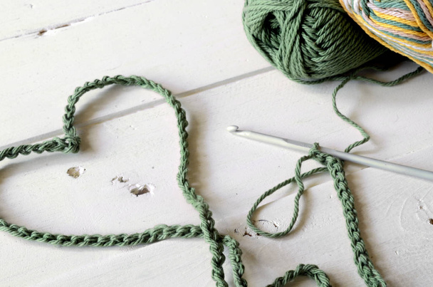 かぎ針編みの糸とフック - 写真・画像