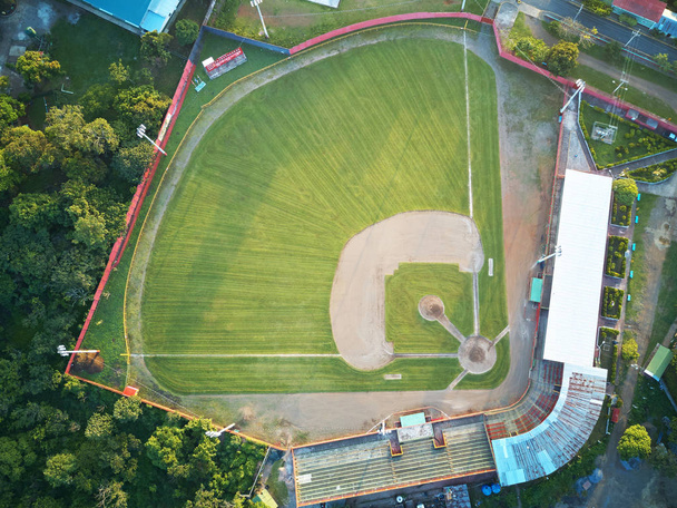 Vista superior en el campo de béisbol
 - Foto, Imagen