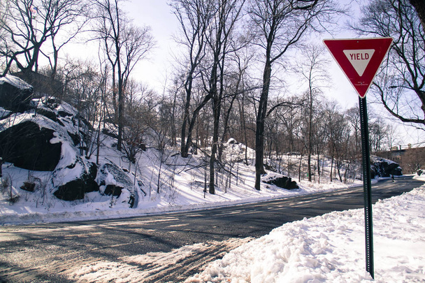 Carretera y señal de tráfico en la nieve en el parque en el estilo de imagen antigua
 - Foto, Imagen