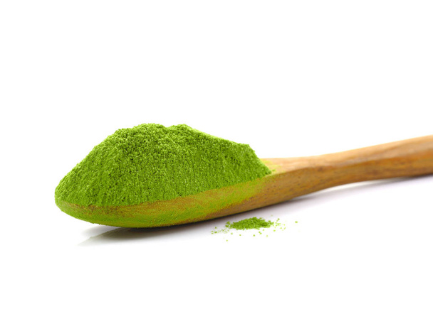 matcha, thé vert en poudre avec cuillère en bambou isolé sur bac blanc
 - Photo, image
