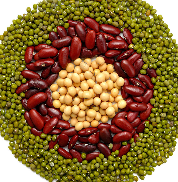πράσινα φασόλια, φασόλια σόγιας και τα κόκκινα φασόλια σε λευκό φόντο - Φωτογραφία, εικόνα