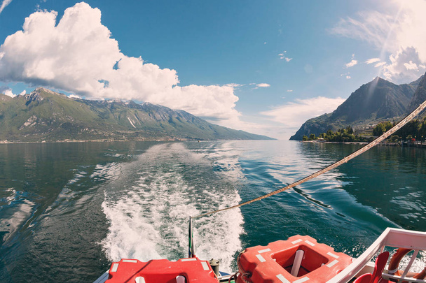 生存線です。ガルダ湖はイタリア最大の湖です。半分ぐらいに、ブレシア、ヴェローナとヴェニスとミラノの間イタリア北部にあります。. - 写真・画像