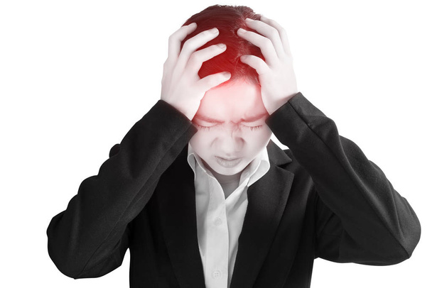 Kopfschmerzsymptom bei einer Geschäftsfrau, die auf weißem Hintergrund isoliert ist. Clipping Pfad auf weißem Hintergrund. - Foto, Bild