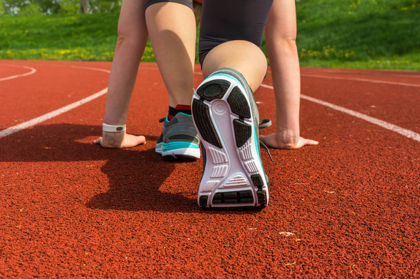 Atleta mujer en línea de salida listo para correr
 - Foto, Imagen