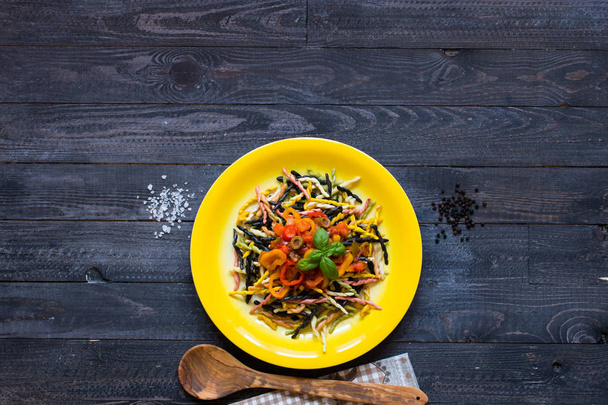 Delicious pasta with fresh vegetables and cheese, on a wooden ba - Foto, Imagem
