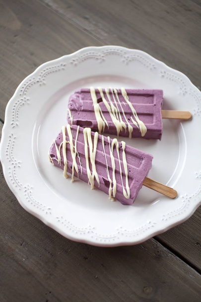 Blueberry popsicles with white chocolate  - Fotó, kép
