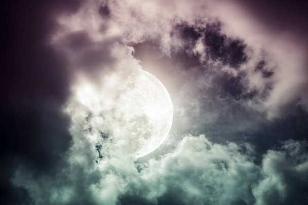 Нічне небо з похмурим і яскравим повним місяцем. На відкритому повітрі вночі
. - Фото, зображення