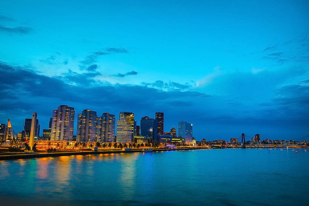 Vista general del paisaje de la ciudad de Rotterdam en el crepúsculo
. - Foto, Imagen