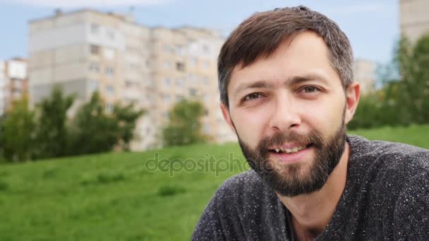 πορτρέτο ενός νεαρού άνδρα σε εξωτερικούς χώρους - Πλάνα, βίντεο
