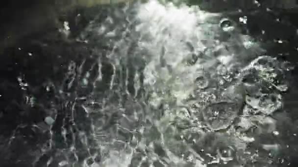 Forrásban lévő vízben a lassú mozgás - Felvétel, videó