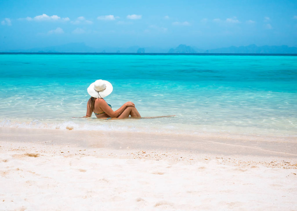 woman in straw hat resting tropical Thailand beach - Φωτογραφία, εικόνα