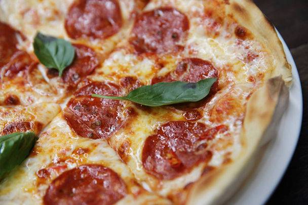 pizza de peperoni sobre madera
  - Foto, Imagen