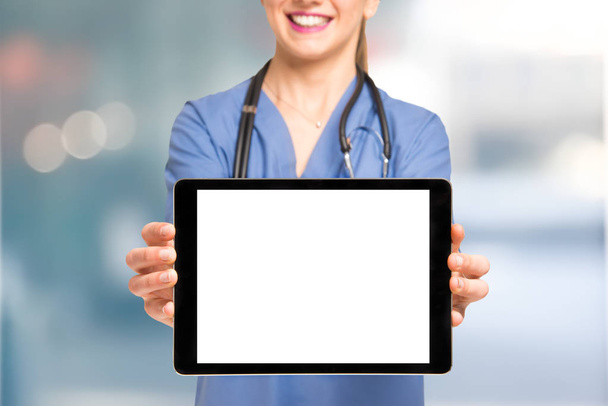 Nurse showing a tablet screen - Foto, afbeelding