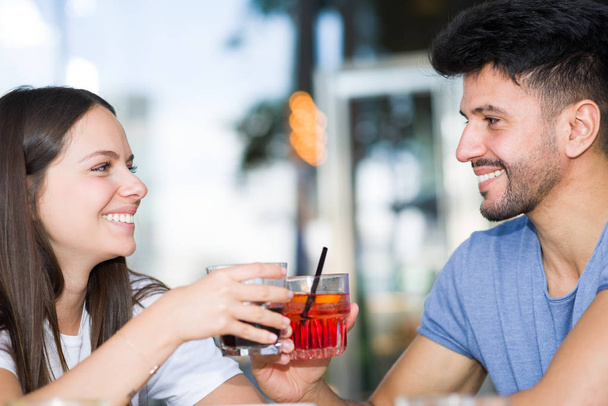Couple drinking cocktails   - Foto, Imagen