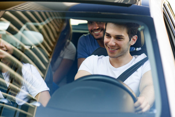 szczęśliwy znajomych w samochodzie - Zdjęcie, obraz