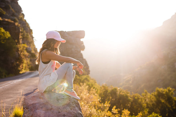 mujer joven sentada en la roca - Foto, imagen