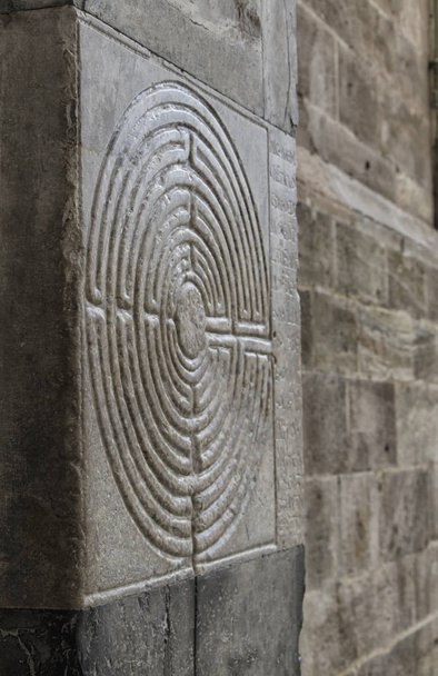 Labirinto gravado no mármore de uma igreja
 - Foto, Imagem