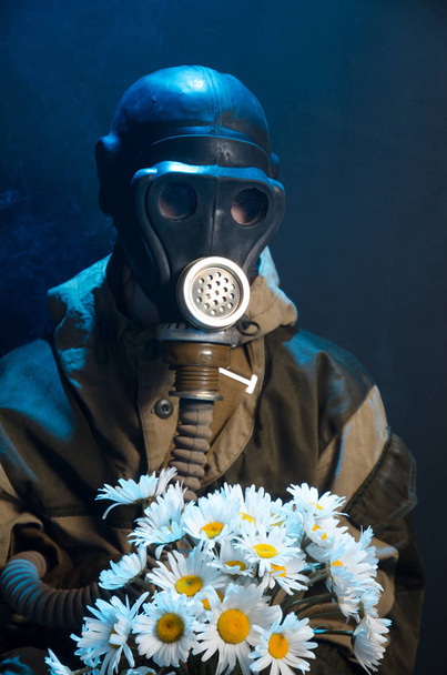 gaz maskesi gri arka plan c papatyalar üzerinde kız fotoğrafı - Fotoğraf, Görsel