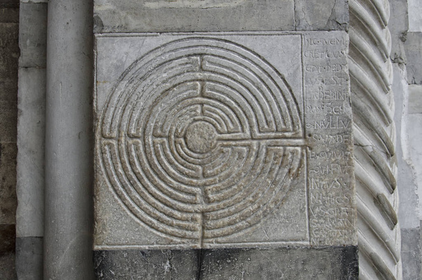 Labirinto inciso nel marmo di una chiesa
 - Foto, immagini