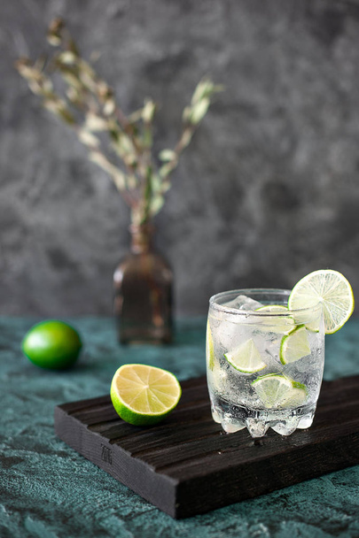 Cold cocktail with lime - Foto, immagini