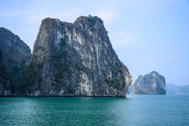 ハロン湾、クアンニン省、ベトナム北東部で非常に人気のある旅行先の美しい景色 - 写真・画像