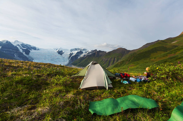 Hicker's tent in the mountains - Foto, afbeelding