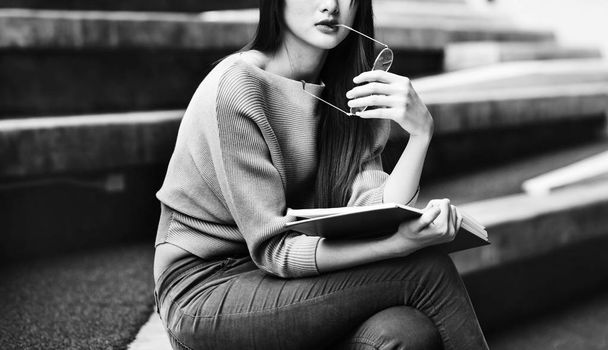 Asian woman thinking with a book  - Foto, Bild