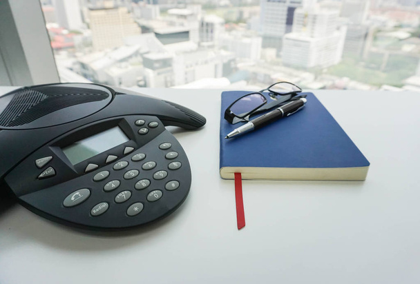 Telefon konferencyjny voip Ip z notebooka i okulary na spotkanie w biurze z bliska - Zdjęcie, obraz