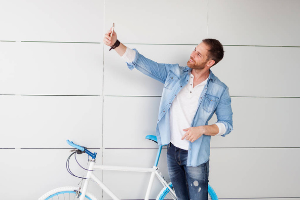 guy with vintage bicycle taking selfie - Fotografie, Obrázek