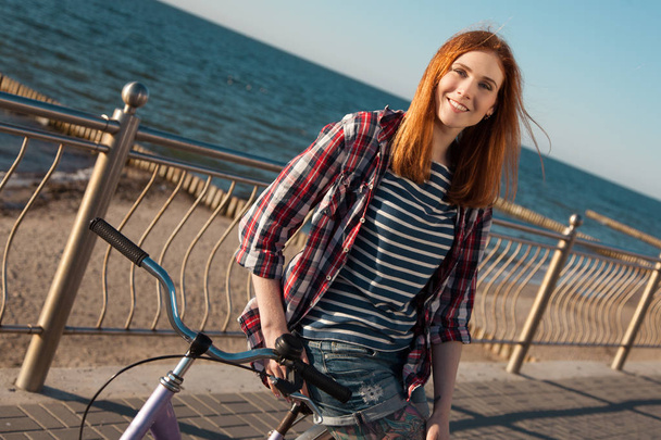 Jeune femme sur un vélo
 - Photo, image