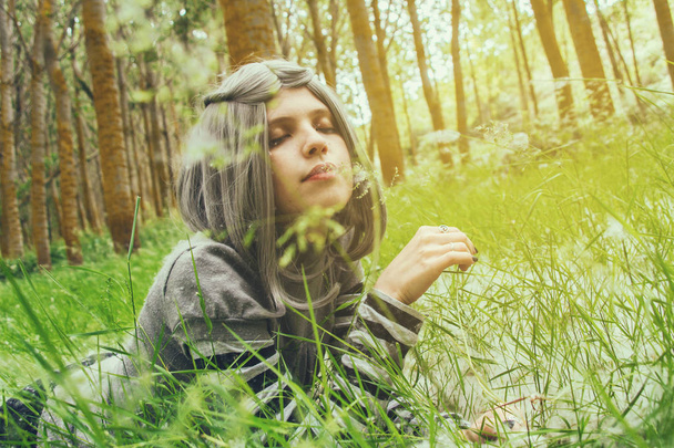 Mujer en hierba verde
  - Foto, Imagen