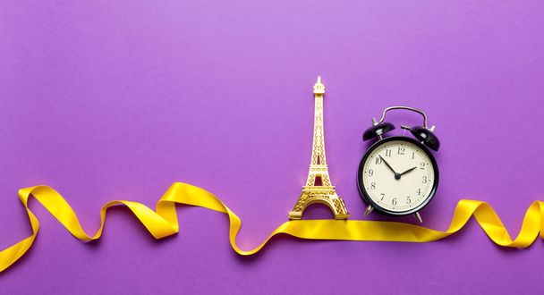Eiffel torni matkamuisto ja kello
 - Valokuva, kuva