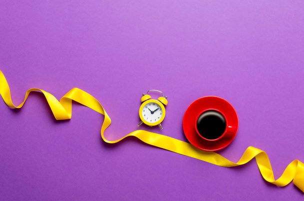 コーヒーと黄色いリボンと時計 - 写真・画像