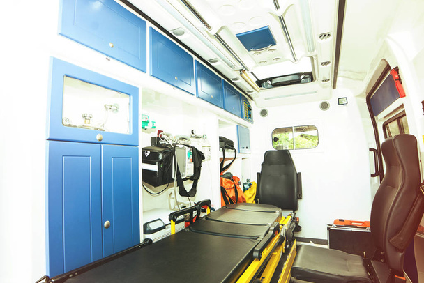 upouusi ambulanssi sairaalaan
 - Valokuva, kuva