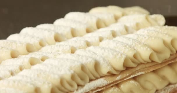 Szef kuchni zanotują secod ciasto francuskie z proszku cukier i caramelizing go - Materiał filmowy, wideo