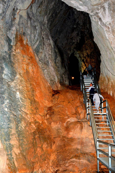 Kulta - vanha roomalainen tunneli kultakaivoksessa Rosia Montana, Transylvania, Romania
 - Valokuva, kuva