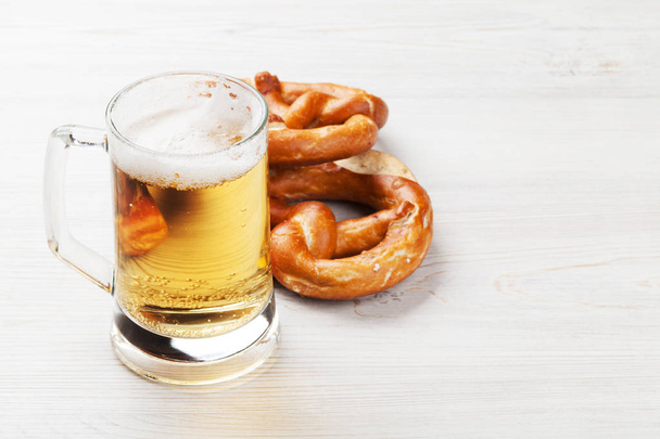 ラガー ビールとプレッツェル - 写真・画像