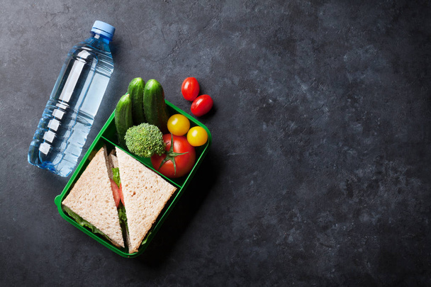 caixa com legumes e sanduíche
 - Foto, Imagem