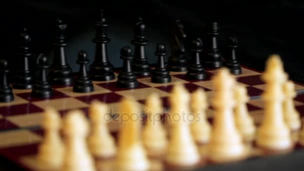 El ajedrez gira sobre un fondo negro
 - Imágenes, Vídeo