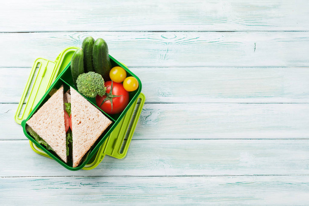 boîte avec légumes et sandwich
 - Photo, image
