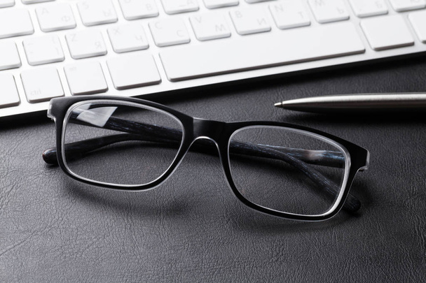 eyeglasses, keyboard and pen - Φωτογραφία, εικόνα