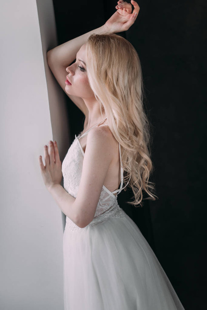 Portrét krásné blondýnka v obrázku nevěsty. Krása tváře. Fotografie v ateliéru na šedém pozadí - Fotografie, Obrázek