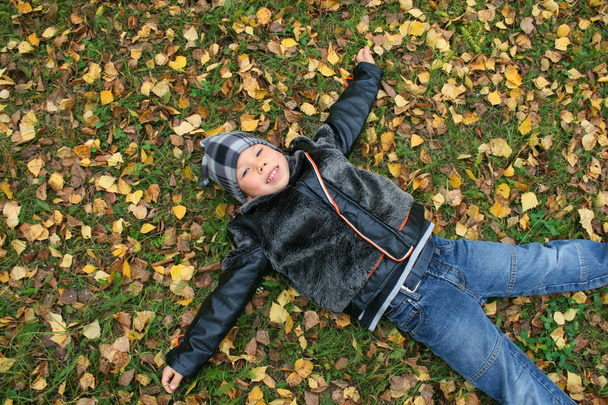 Poika makaa maassa au
 - Valokuva, kuva