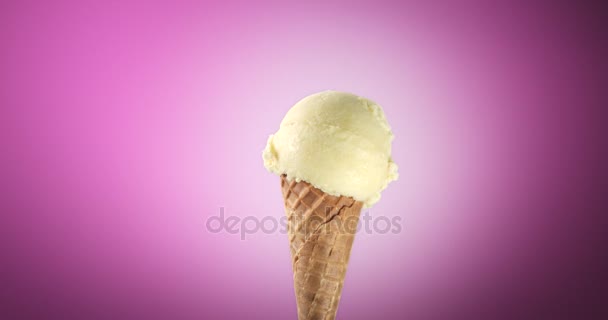Closeup vanilkové zmrzliny koule vztahuje karamel - Záběry, video