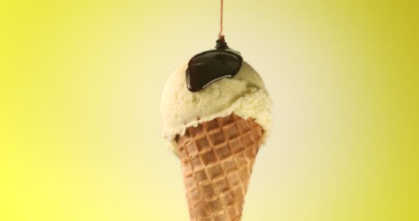παγωτό και μια σοκολάτα suryp κάλυψη - Πλάνα, βίντεο