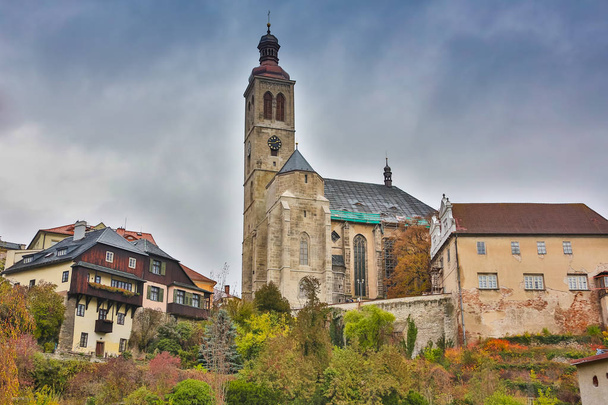 Kirche des Moseldorfes ernst an einem trüben Herbsttag, Deutschland, Europa - Foto, Bild
