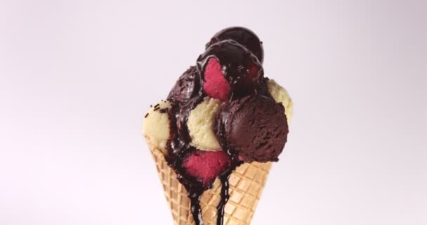τεράστια καλαμπόκι με πολλές μπάλες διαφορετικό παγωτό και υγρή σοκολάτα - Πλάνα, βίντεο