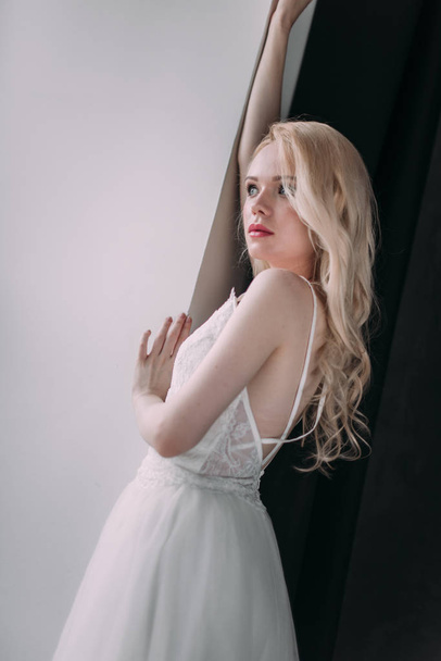 Portrét krásné blondýnka v obrázku nevěsty. Krása tváře. Fotografie v ateliéru na šedém pozadí - Fotografie, Obrázek