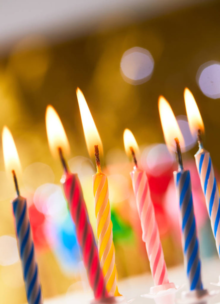 candele colorate di compleanno - Foto, immagini